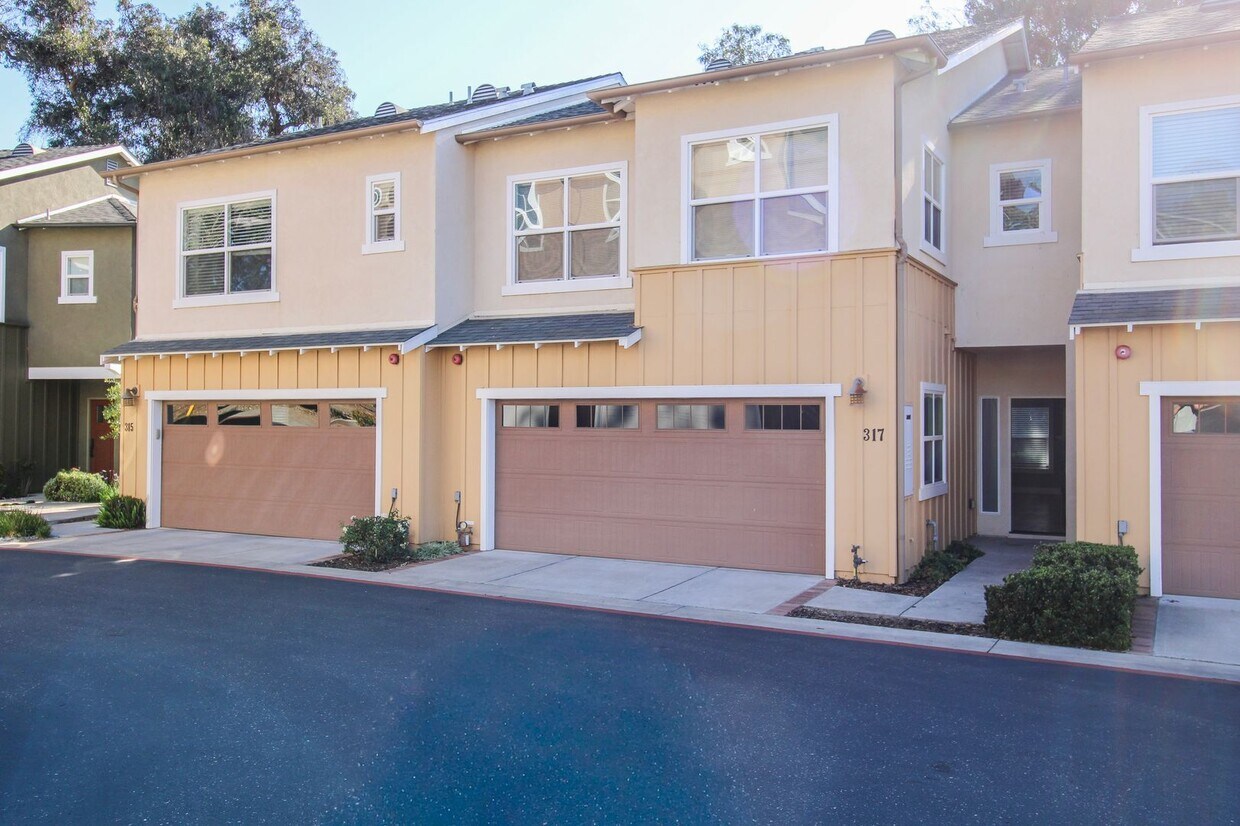 Primary Photo - Walnut Grove 3 Bedroom Townhouse