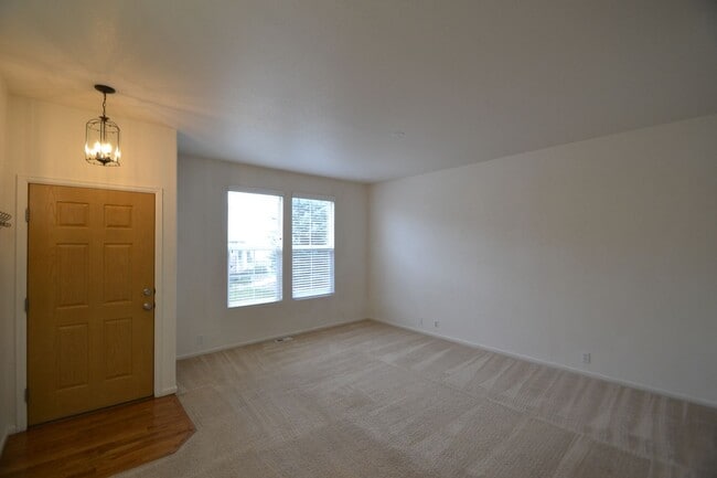 Building Photo - 3 Bed 2.5 Bath Townhome With AC Available ...