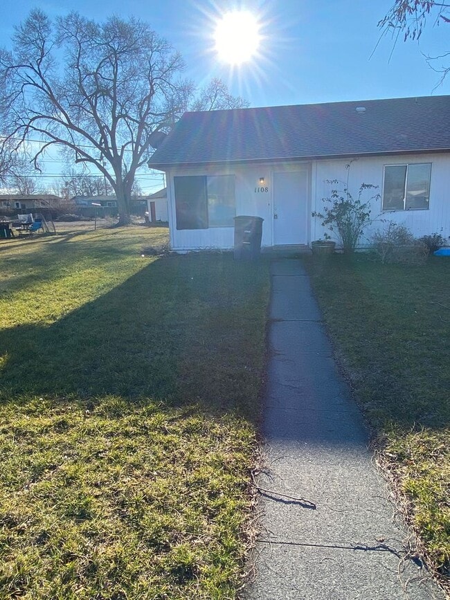 Foto del edificio - 1108-1110 Vandenburg Loop NE