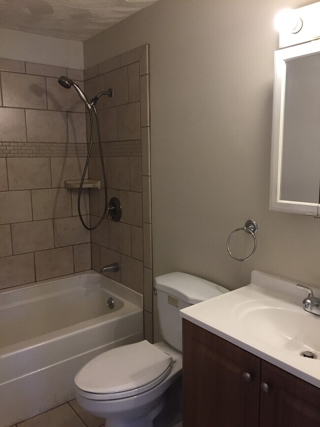 Baño - 1261 Church St