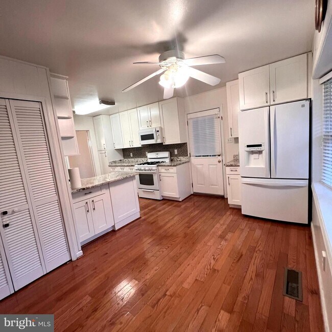 Building Photo - 1730 Pine Valley Dr