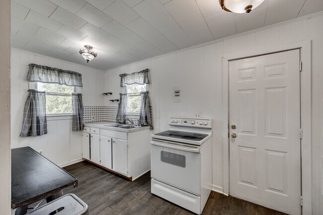 Building Photo - Super cute 2 bedroom one bath home in the ...