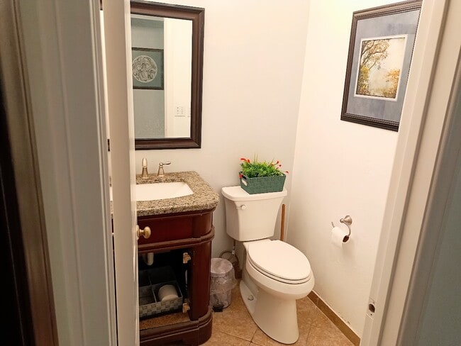 Building Photo - 1620 1/4 York Dr