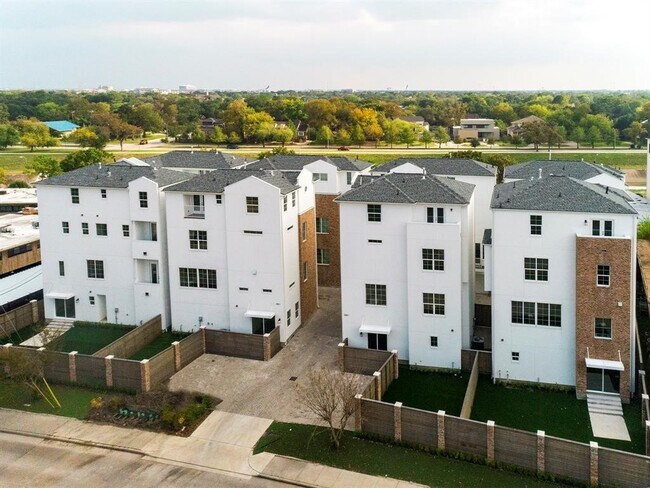 Foto del edificio - 3821 N Braeswood Blvd