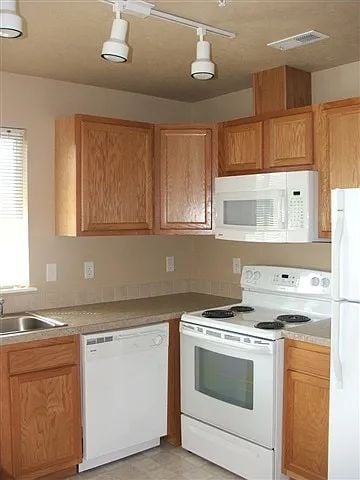 Building Photo - 2 bed / 1 bath ground-floor apartment in a convenient location in west Boise