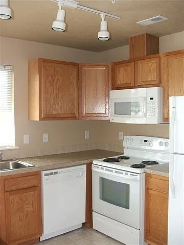 Foto del edificio - 2 bed / 1 bath ground-floor apartment in a convenient location in west Boise