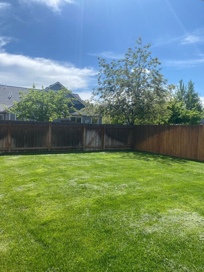 Building Photo - Spacious, clean, 3 Bedroom in Four Corners