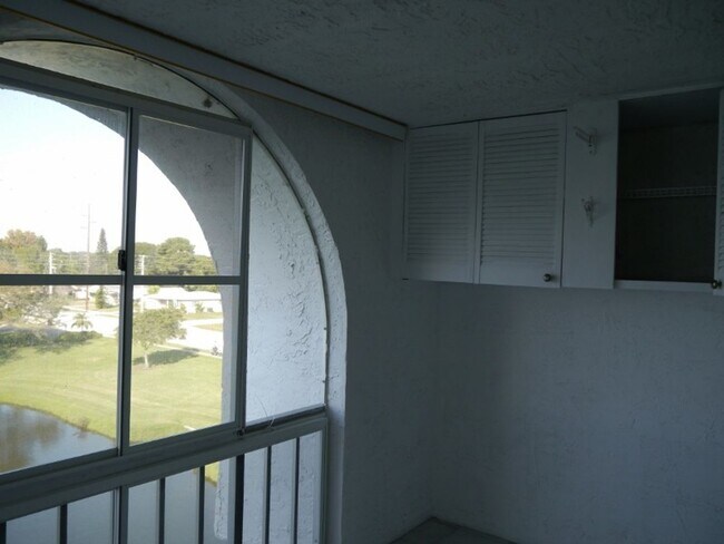 Building Photo - Fresh with fabulous view - cozy 1 BR condo...