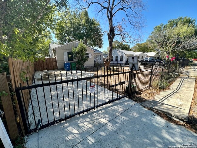 Building Photo - 414 Elmwood Dr