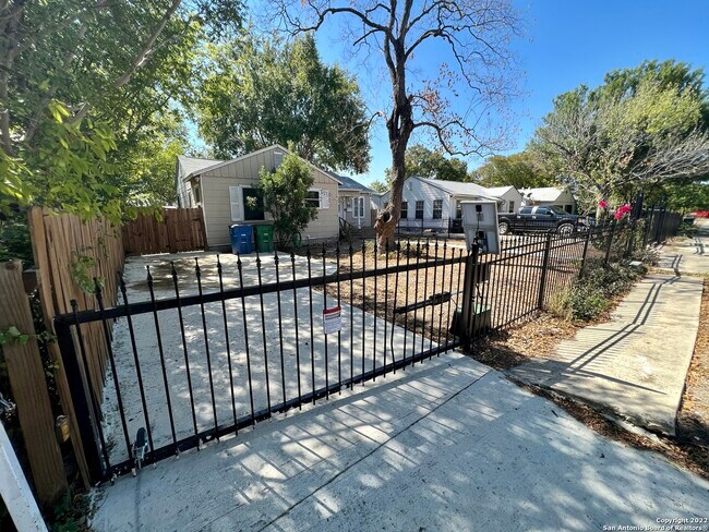Foto del edificio - 414 Elmwood Dr