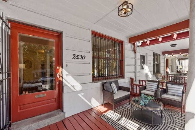 Building Photo - Gorgeous, Spacious 4BR with Updated Kitche...