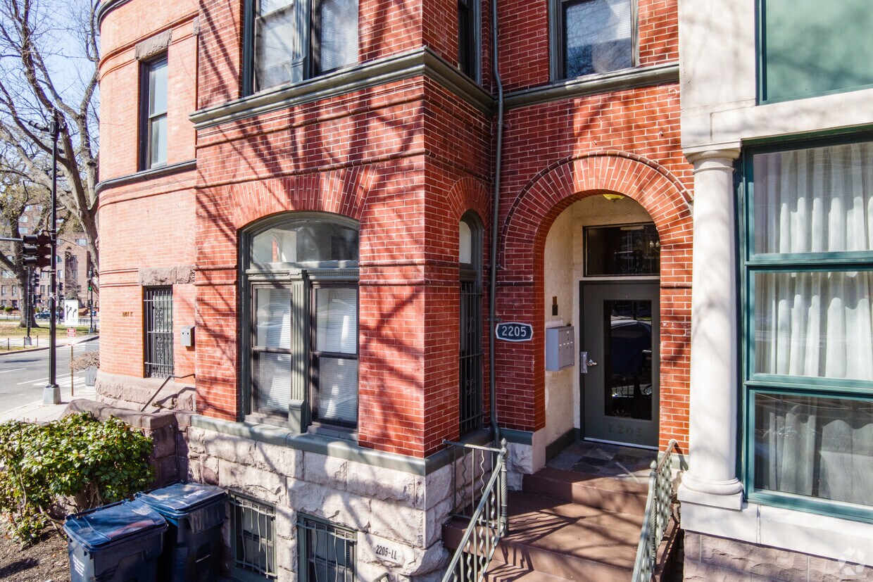 Entrada - 2205 K Street Apartments
