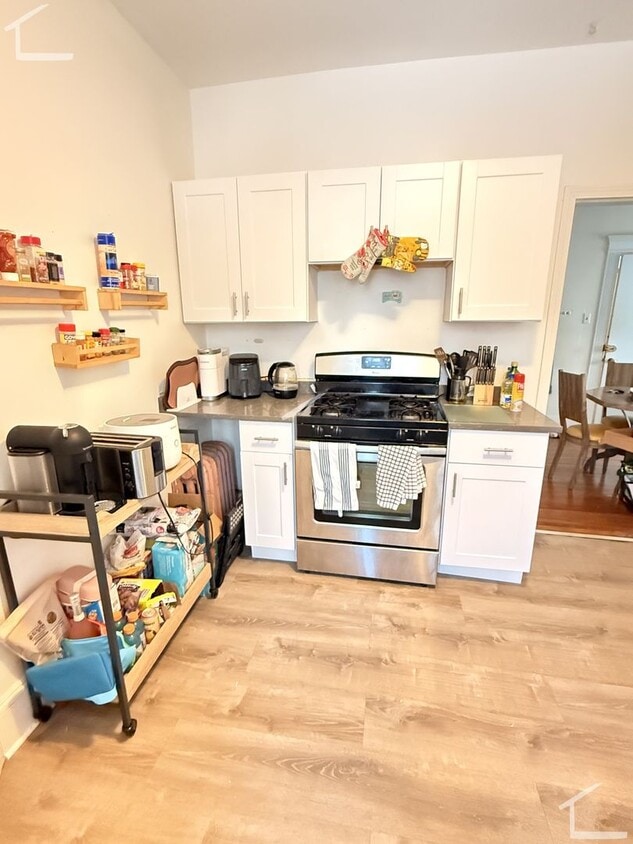 9/1 No Fee! Spacious 3BR w/parking & heat included! - 9/1 No Fee! Spacious 3BR w/parking & heat included!