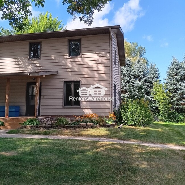 Building Photo - 901 3rd St S