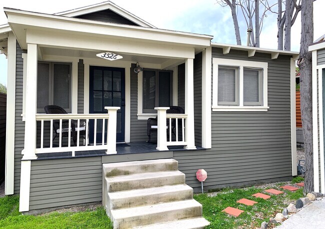 FRONT PORCH / FRONT ENTRANCE - 3526 London St
