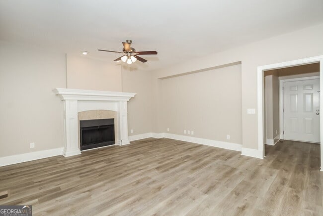 Building Photo - 3073 Essex Dr