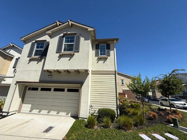 Foto del edificio - Wallis Ranch Gated Community 3 Bed + Loft / 2.5 Bath Two Story, Community Pool, Gym, small pets OK