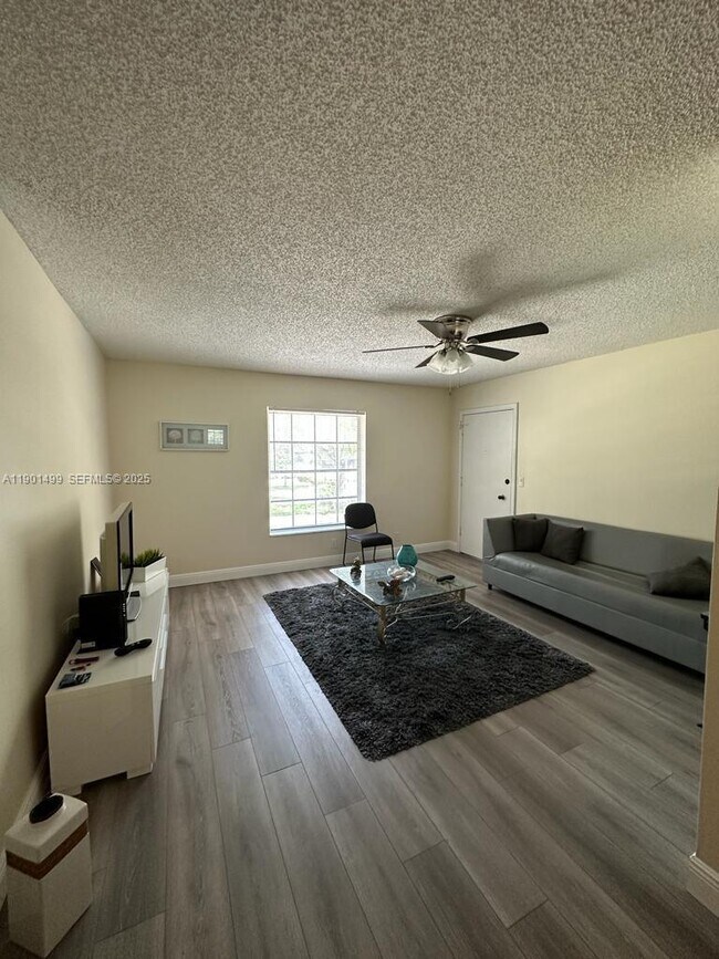 Foto del edificio - 6600 NE 22nd Way