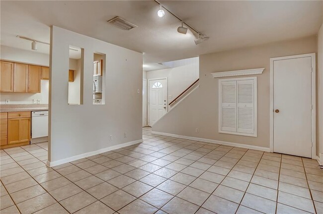 Building Photo - 2800 Westhill Dr