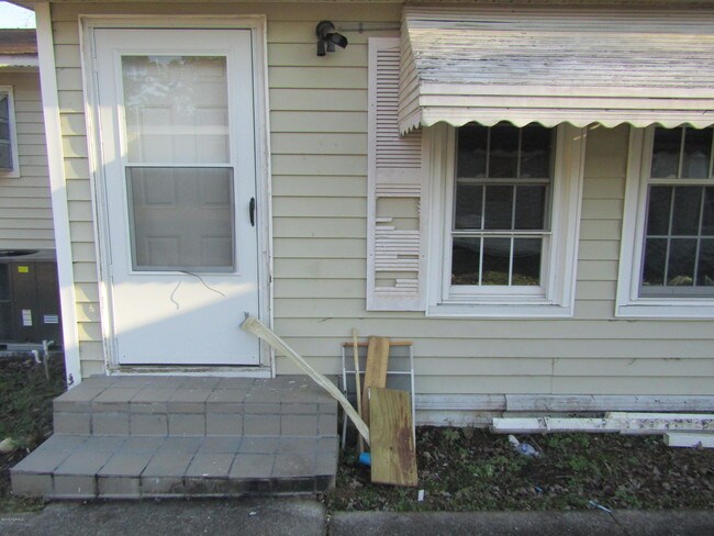 Building Photo - 11 Windsor Dr