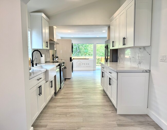 Building Photo - Updated 2 Bed, 1 Bath | South Beacon Hill | Private Patio + Parking