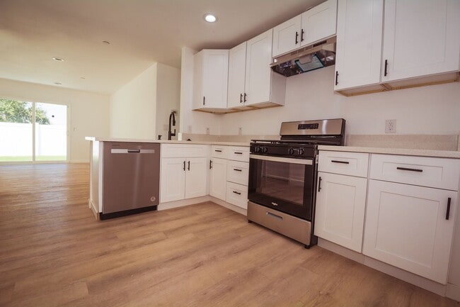 Foto del edificio - 8252 Bennett Ave