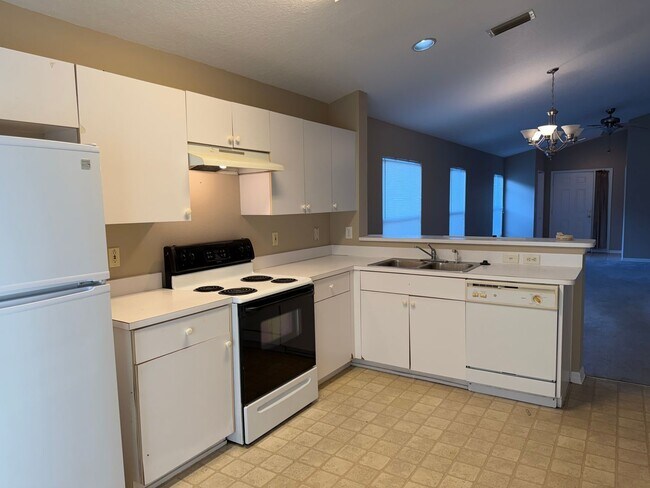 Building Photo - VALRICO home with fenced yard and screened lanai