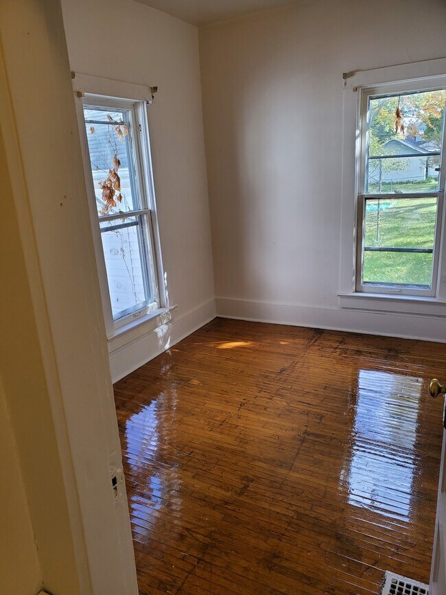 Building Photo - Cozy 3-Bedroom Home with Garage - Great Va...