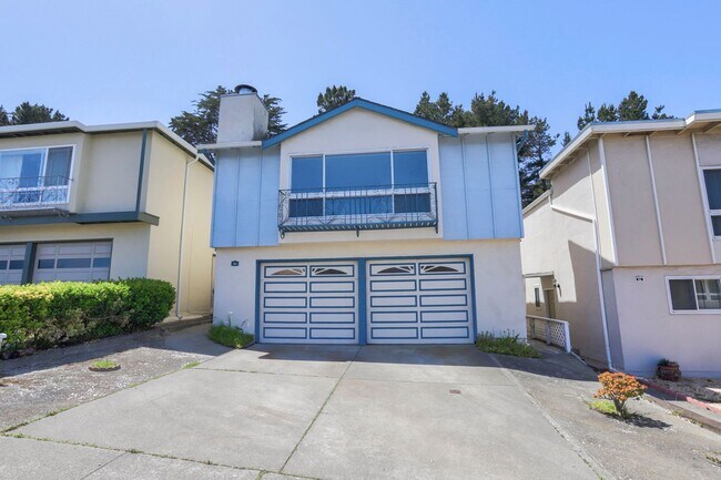 Building Photo - 4 Bed / 2 Bath Daly City Home With Stunnin...