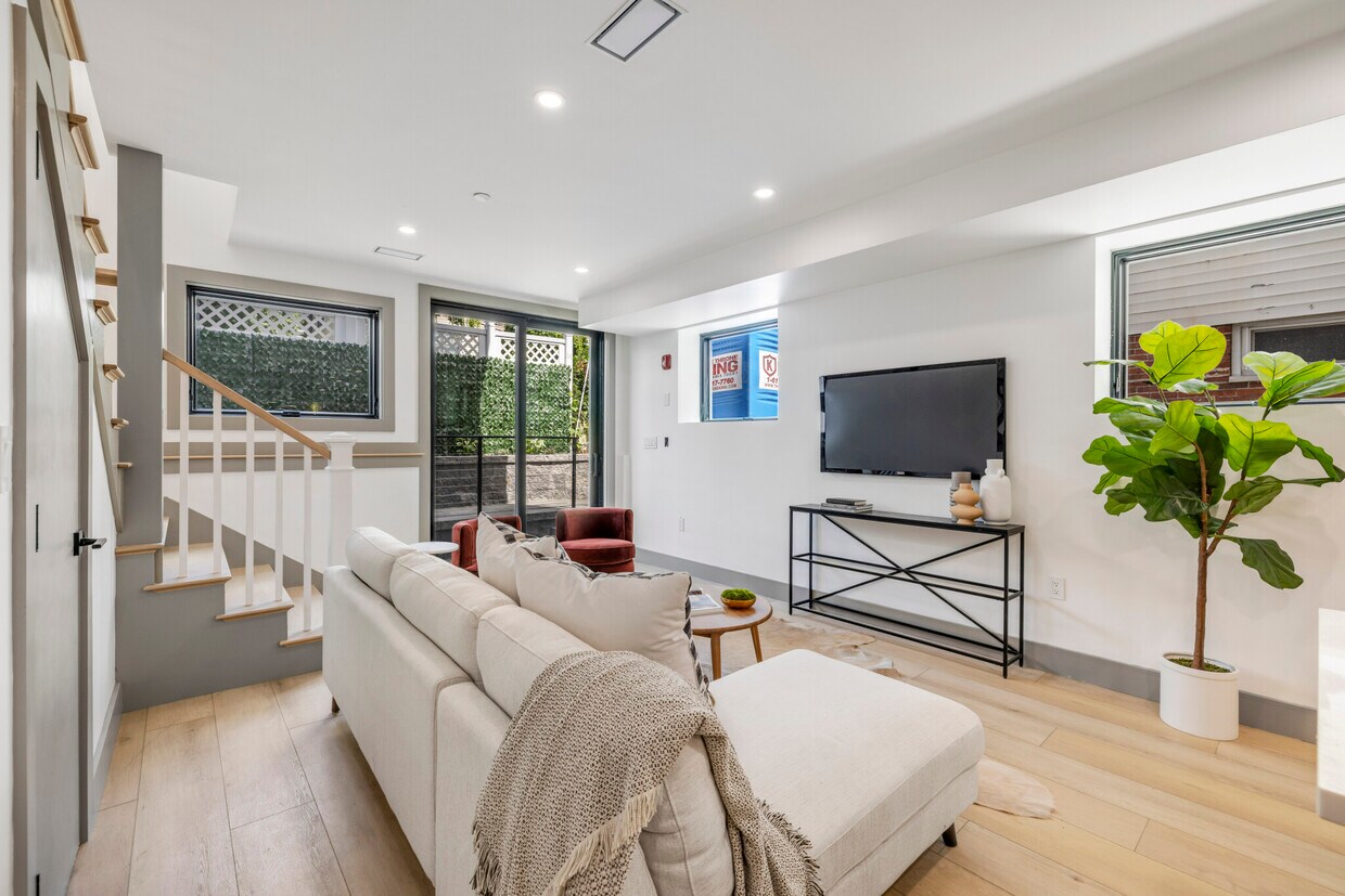 Foto principal - 566 E 3rd St