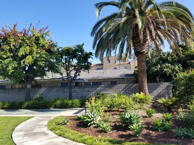 Building Photo - 1401 N Flower St