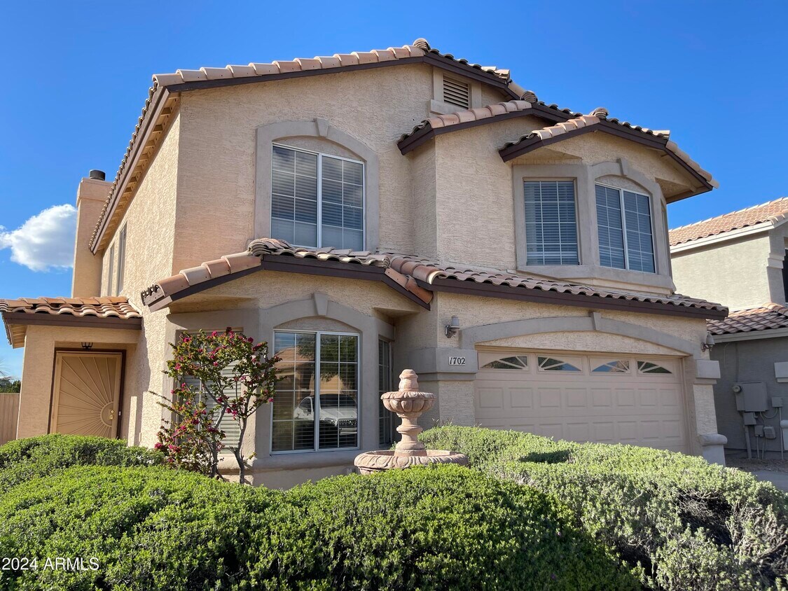 Foto principal - 1702 E Blackhawk Dr