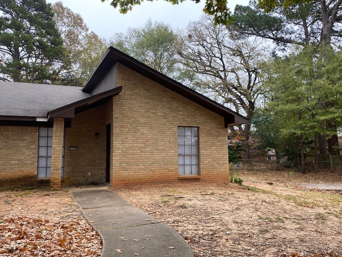 Primary Photo - 110 Thelma Ct