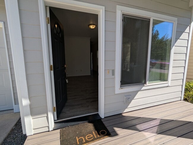 Building Photo - Spacious 3 bedroom 2.5 Bath Townhouse with...