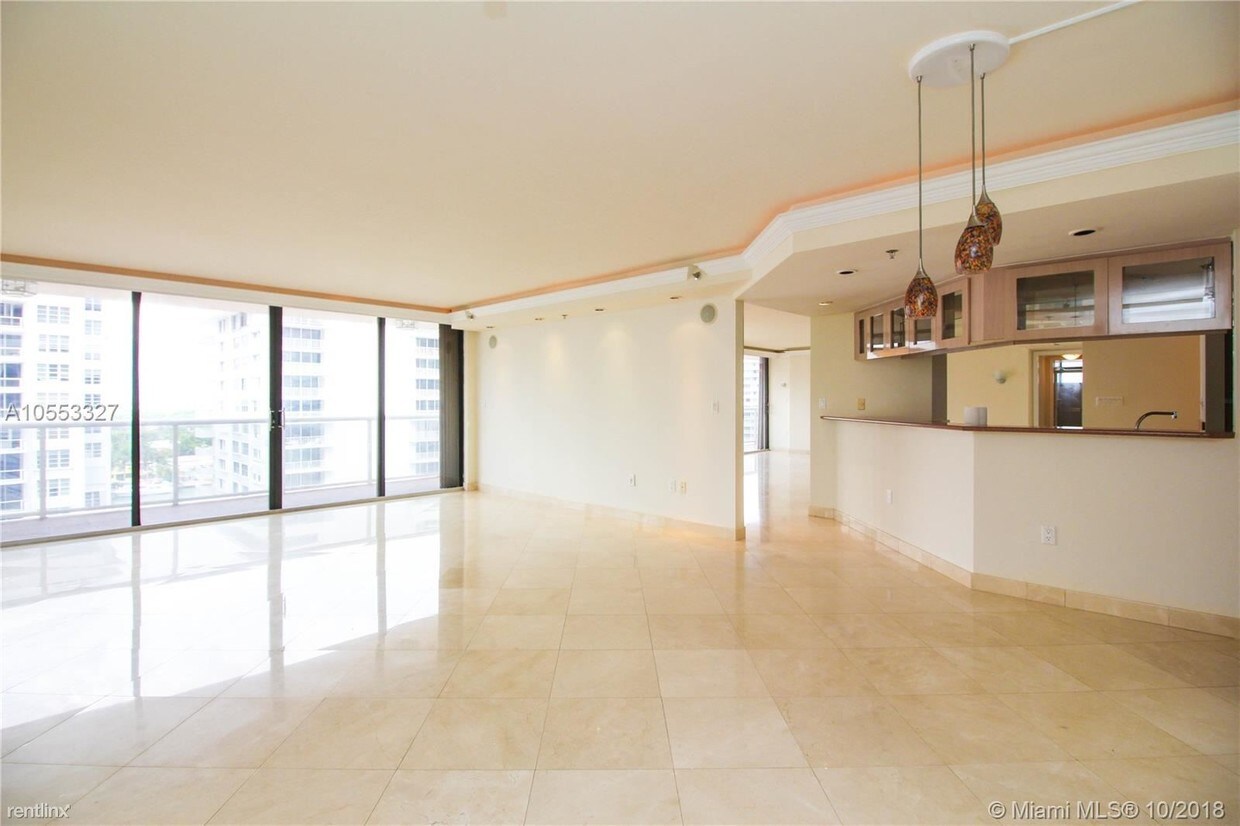 Primary Photo - 5757 Collins Ave