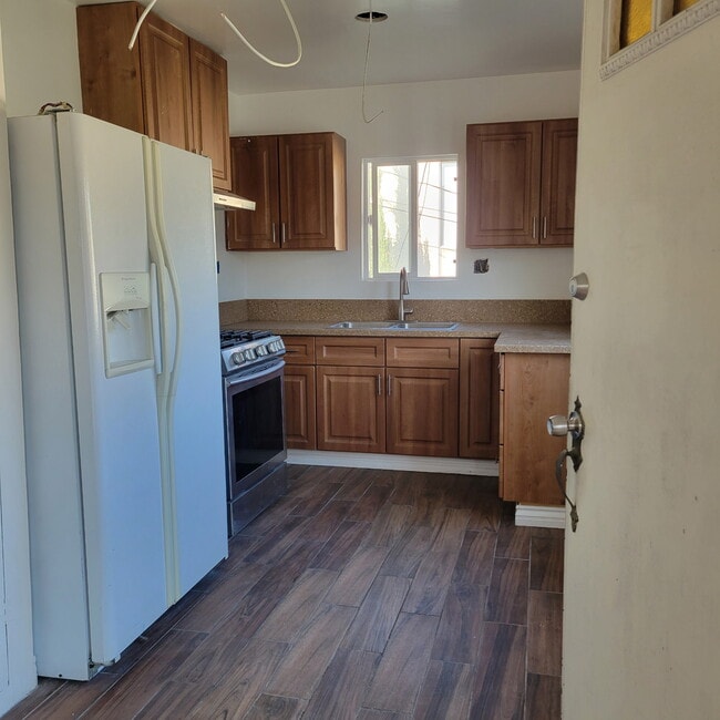 Kitchen w stove and fridge - 731 E Providencia Ave