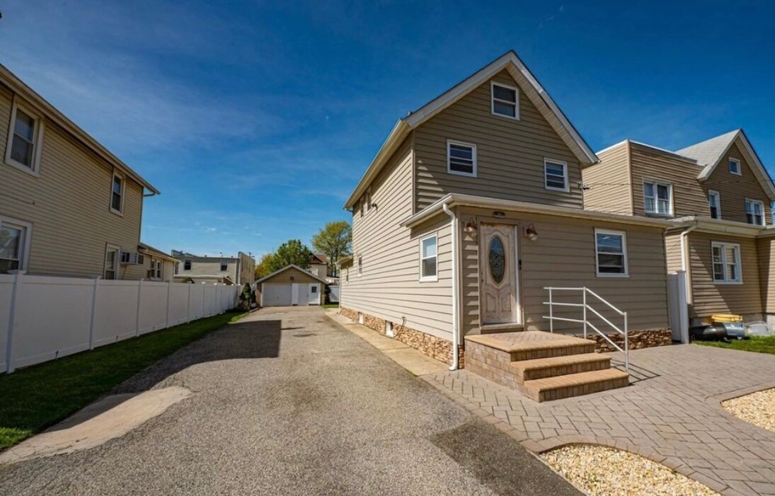 Front of House - Driveway Parking - 49 Maple St NE