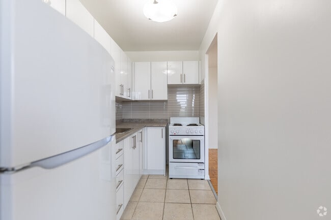 2BR, 1BA - 888SF - Kitchen - Benville Court Apartments