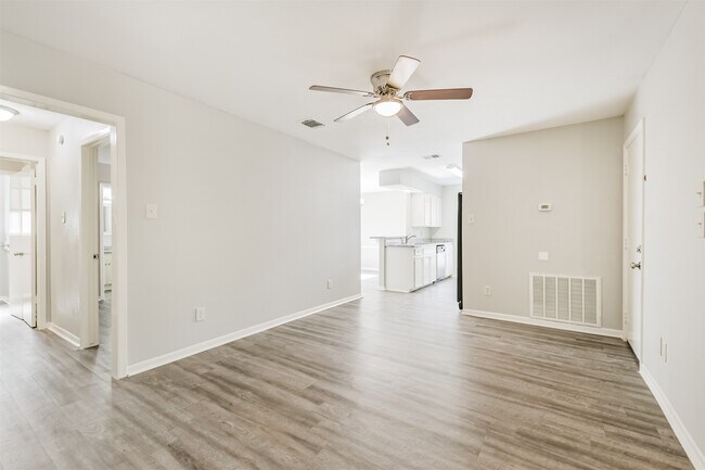 Foto del edificio - 2714 Foliage Green Dr
