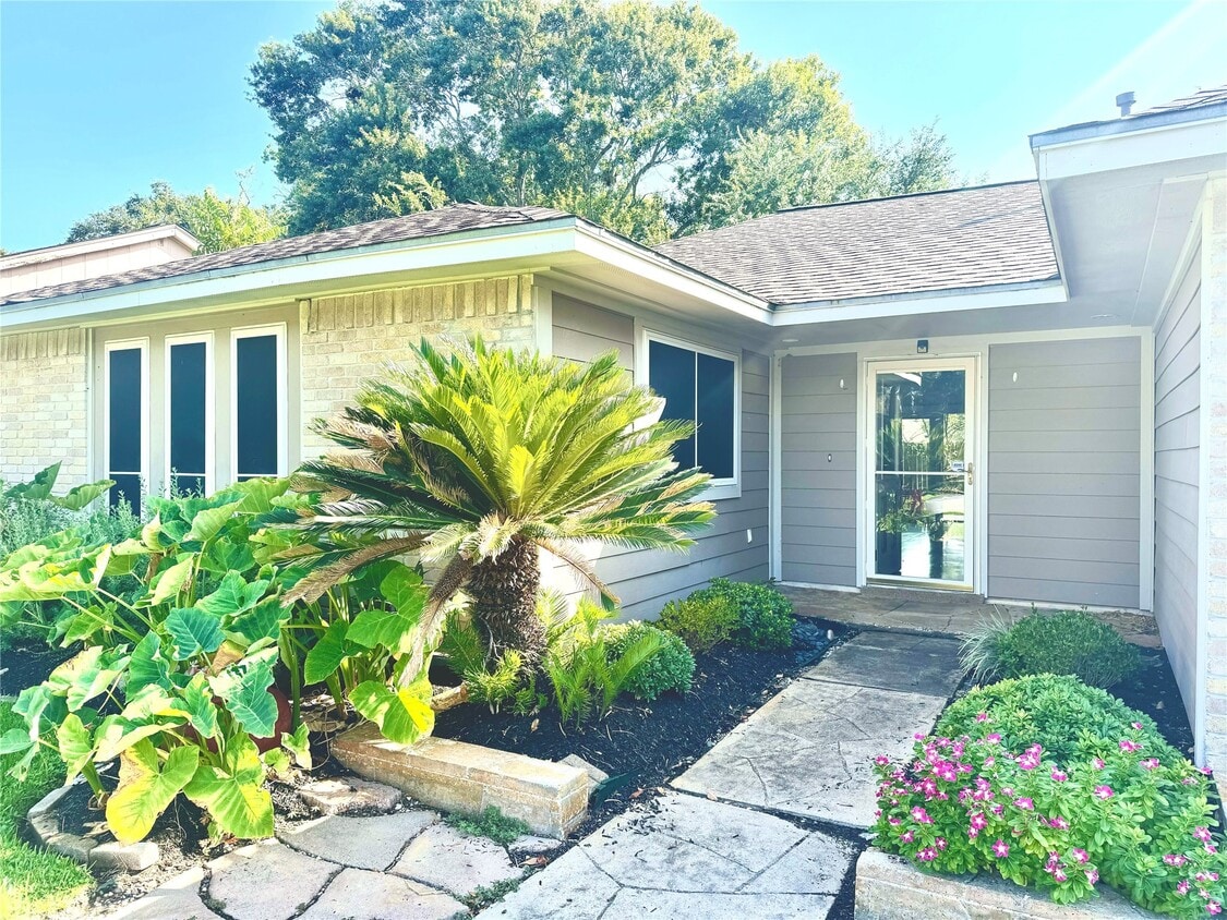 Primary Photo - 310 Knoll Forest Dr
