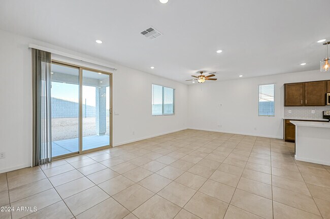 Foto del edificio - 25146 W Bowker St