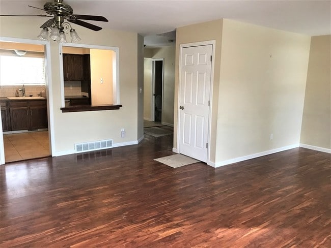 Building Photo - Beautiful Townhome in Sturbridge