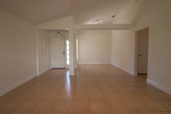 Foto del edificio - 661 Berwick Dr