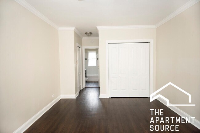 Building Photo - 3819.5 N Greenview Ave