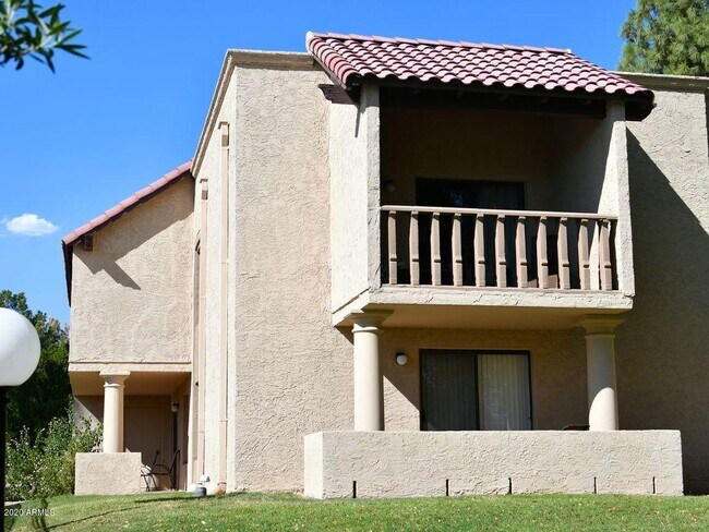 Foto del edificio - 8649 E Royal Palm Rd