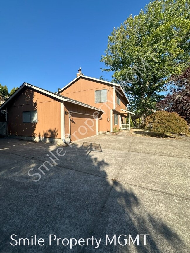 Building Photo - Great Size House
