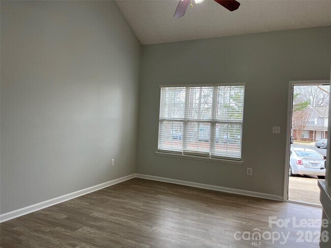 Foto del edificio - 7667 Petrea Ln