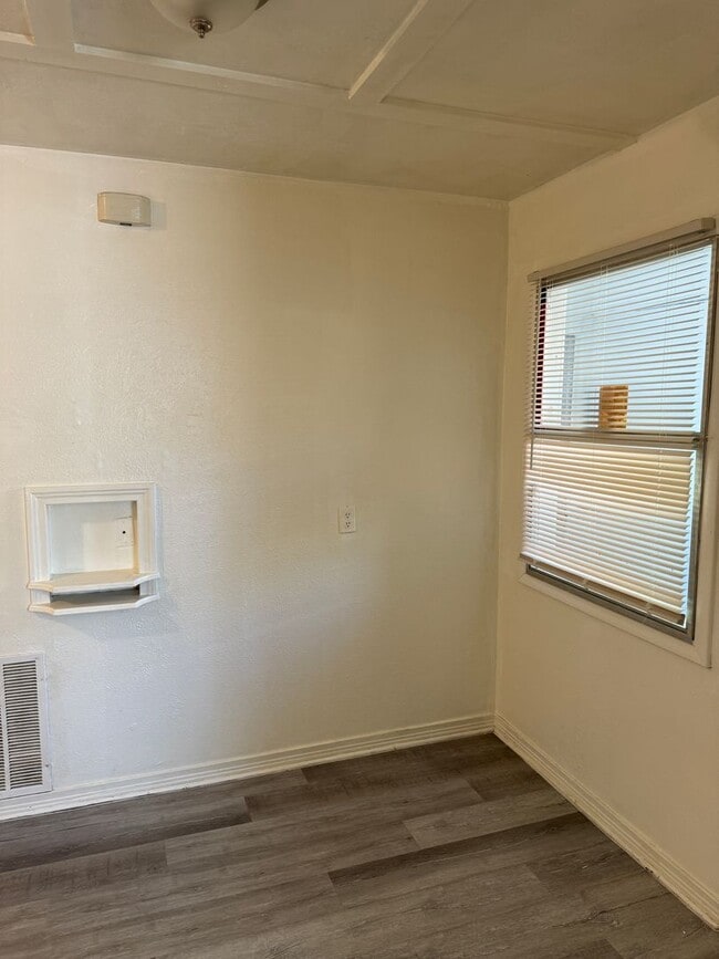 Foto del edificio - 1 bed duplex close to all things Norman! New paint, carpet and flooring!