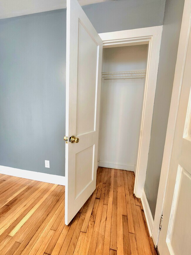 sala de estar - armario para abrigos frente - 321 Stonewall Ave S