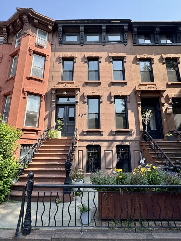 Primary Photo - 607 Hancock St
